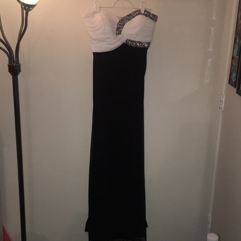 Black/white prom dress, chain-like silver beading